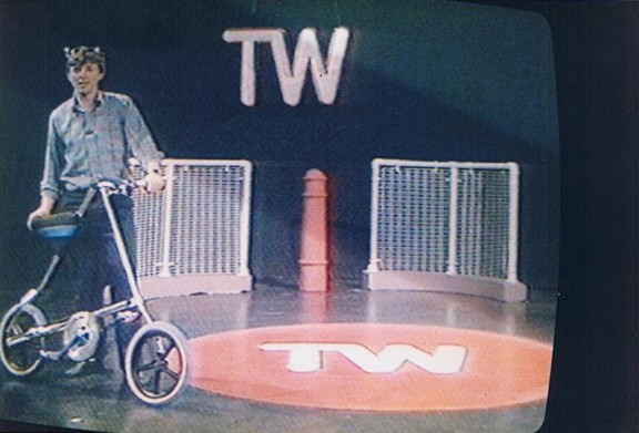 Марк Сандерс со своей «Стридой» на телеканале BBC